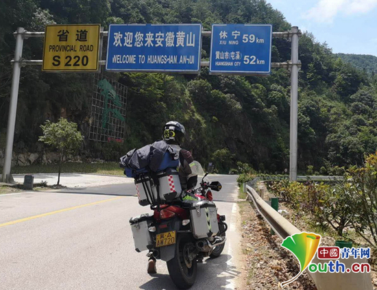 　　周浩在骑行途中。本人供图