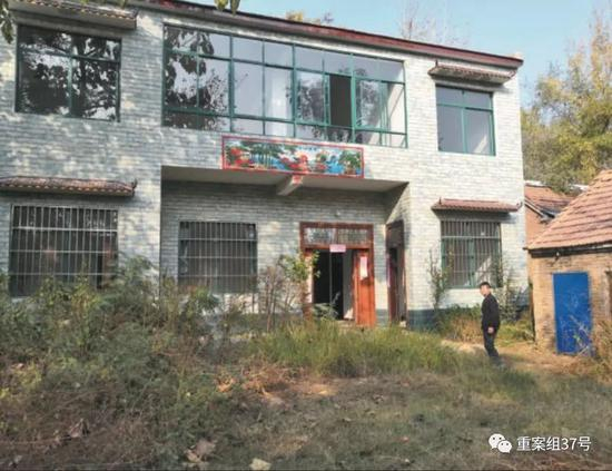 　　▲11 月 5 日，王振杰回到家中，离家前打扫干净的院子已长满了荒草。这栋新建的 小楼，是他准备用来结婚的，全新的家具都是为了迎娶巴基斯坦新娘而购置。新京报记者 程亚龙 摄