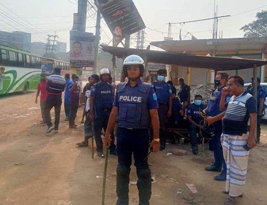 孟加拉国警察在工厂附近巡逻。图 受访者提供