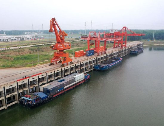 2024年6月5日，货船停泊在信阳港·淮滨中心港内（无人机照片）。新华社记者 李嘉南 摄