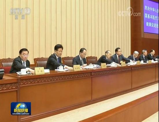 　　△《新闻联播》：今天召开的十三届全国人大常委会第十五次会议上，《基本医疗卫生与健康促进法》获得表决通过