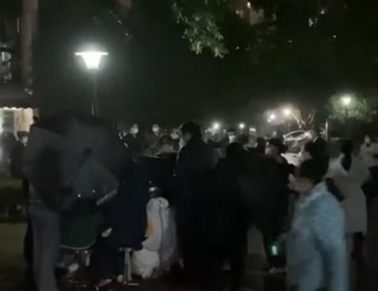 重庆一小区内孕妇在路边生产