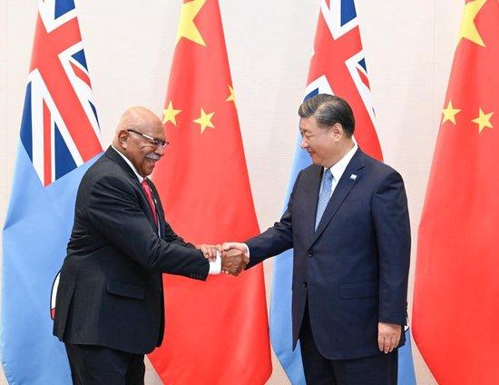 当地时间11月16日上午，国家主席习近平在旧金山会见斐济总理兰布卡。