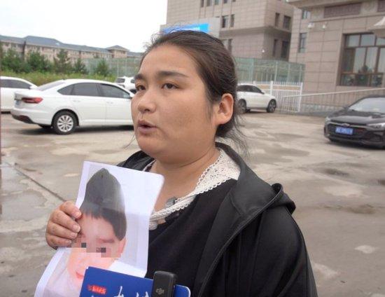  李婷婷携女儿照片出庭，跪求法庭判处被告人死刑