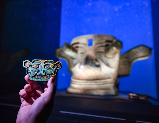 这是2022年5月16日在三星堆博物馆拍摄的青铜纵目面具文创冰箱贴。