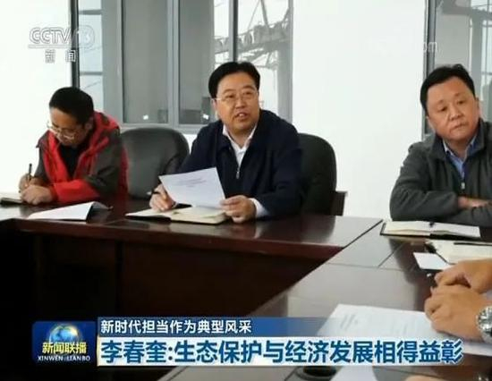 巫山县委书记李春奎（中）