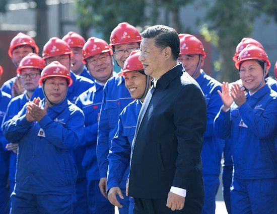  2018年9月26日，在中国一重集团，习近平总书记走到工人中间，同大家亲切交流。