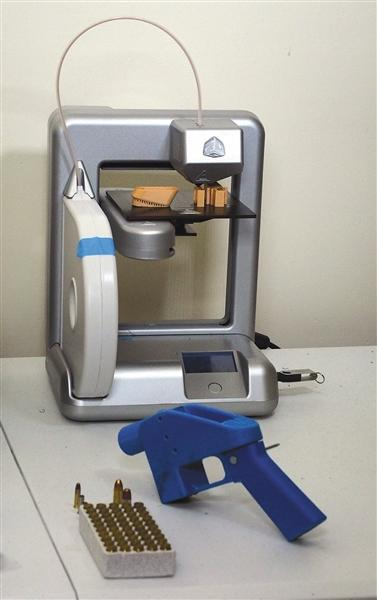 3D打印机以及打印出来的枪支。图/视觉中国