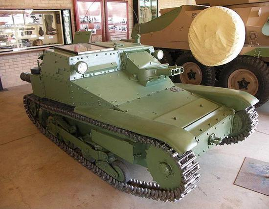 （图为全面抗战前中国军队装备不少的意大利CV33超轻型坦克）