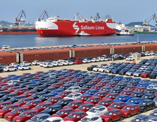 2025年9月14日,国产汽车在山东港口烟台港集结等待装船出口(无人机照片)。新华社发(唐克 摄)