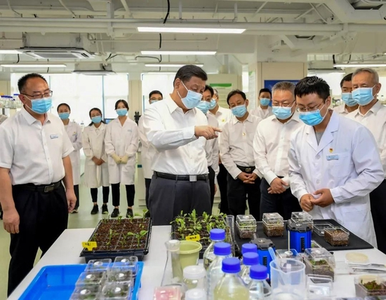 △2022年4月10日，习近平总书记在崖州湾种子实验室考察。