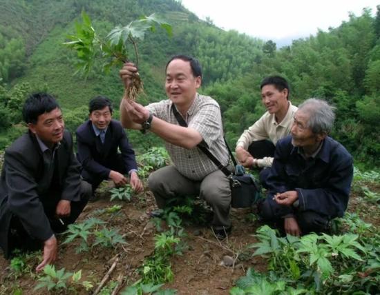  俞旭平（中）把学到的知识技能毫无保留传授给农民兄弟