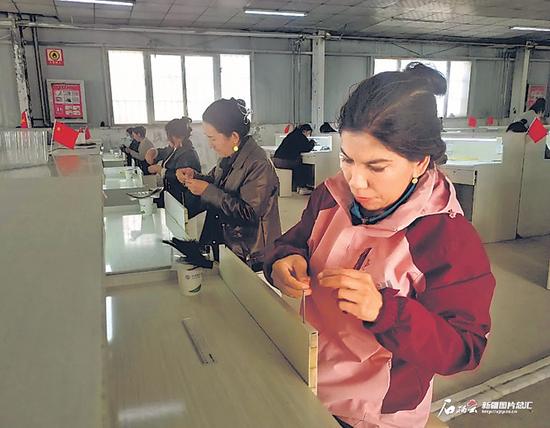 英吉沙县诚朗针织有限公司工人正加紧生产假睫毛。玉苏普江·艾比卜拉摄