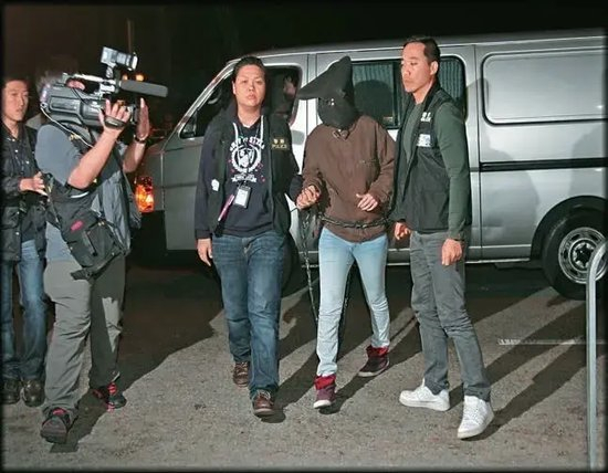　林敏英（左二）察觉吴某不寻常的反应，追查出真相，最后亲手拘捕她，押解现场调查