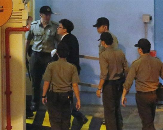 梁天琦（穿西装者）被还押（图：港媒）