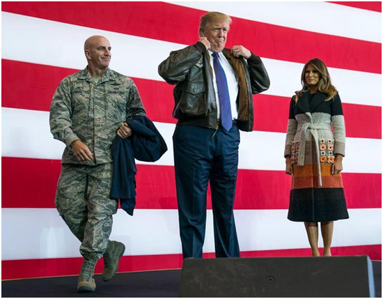 美国总统特朗普2017年视察军队时穿上军装