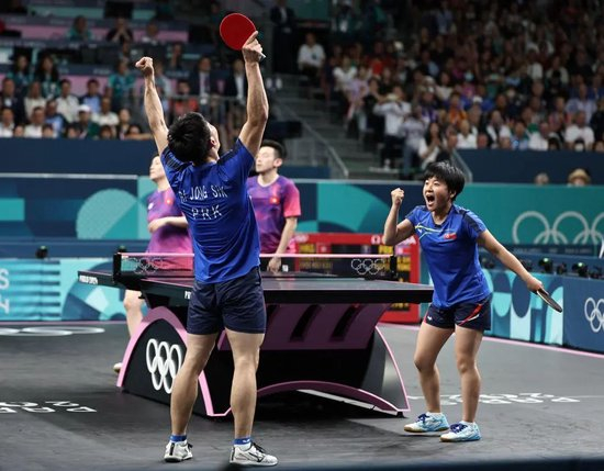 ▲朝鲜组合李正植/金琴英战胜中国香港组合黄镇廷/杜凯琹，晋级决赛。新华社记者 王东震 摄
