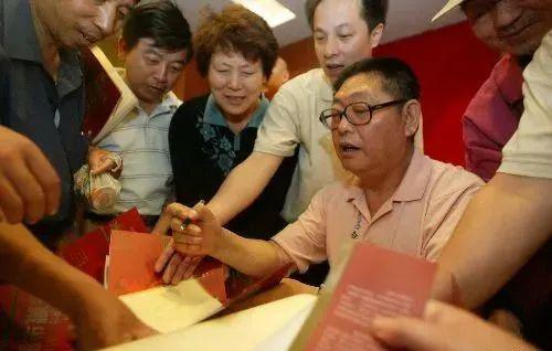 ·2007年，杨百万为其书籍签售。