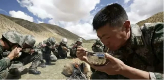  祁发宝与战士们一起吃饭