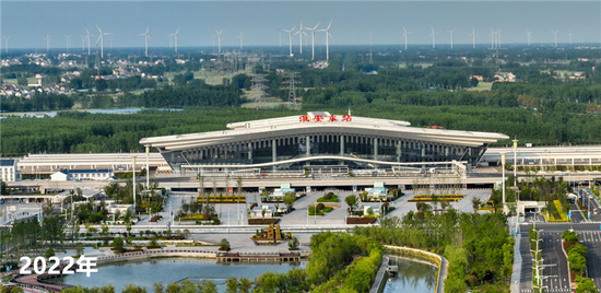  从建设中到运营中的淮安东站（央广网发 上图为淮安市委宣传部供图，下图为贺敬华摄）