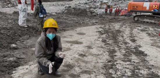 西藏吉隆核心受灾区受灾前后对比图公布：立着国旗的地方是吉隆口岸联检大楼