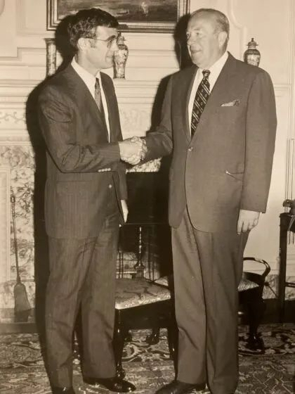 　·麦戈文（左）与美国时任总统里根的国务卿舒尔茨握手。