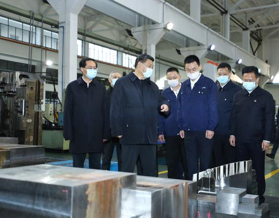 　　▲2020年3月29日，习近平在宁波北仑大碶高端汽配模具园区考察中小型民营制造业企业宁波臻至机械模具有限公司，听取企业生产经营及复工复产情况介绍。