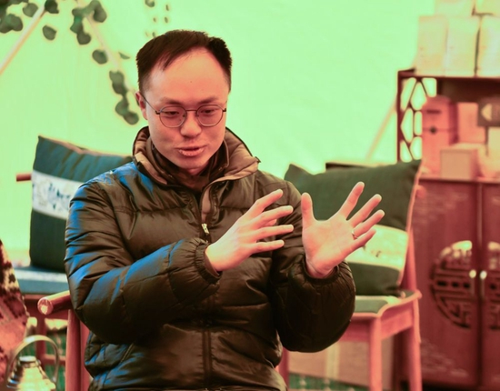  中科院古脊椎动物与古人类研究所副研究员王维在珠峰登山大本营接受新华社记者采访（5月10日摄）。新华社记者 晋美多吉 摄