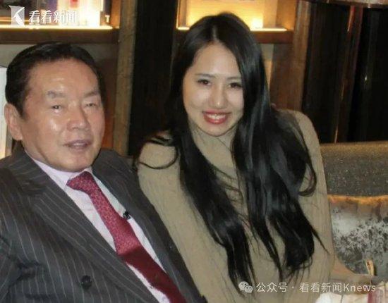 77岁亿万富豪娶22岁女演员，新婚3个月后中毒身亡，妻子被判无罪