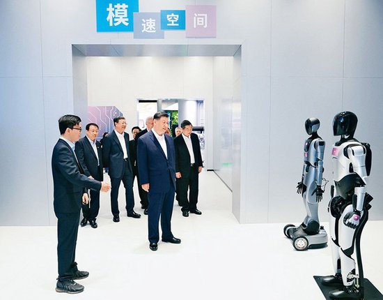 2025年4月29日，中共中央总书记、国家主席、中央军委主席习近平在上海考察。这是习近平在位于徐汇区的上海“模速空间”大模型创新生态社区，听取相关技术研发和企业生产经营介绍。新华社记者王晔/摄