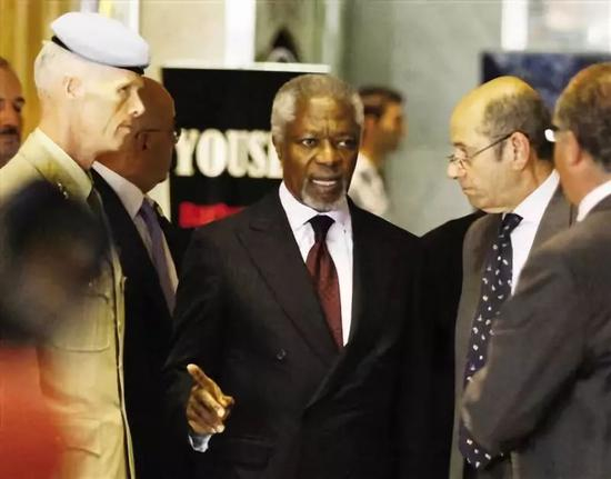 　　▲2012年发生“叙利亚约90平民被杀 害”的大屠杀事件后，联合国特使安南（中）5月28日到达叙利亚大马士革。图片来源：新京报。