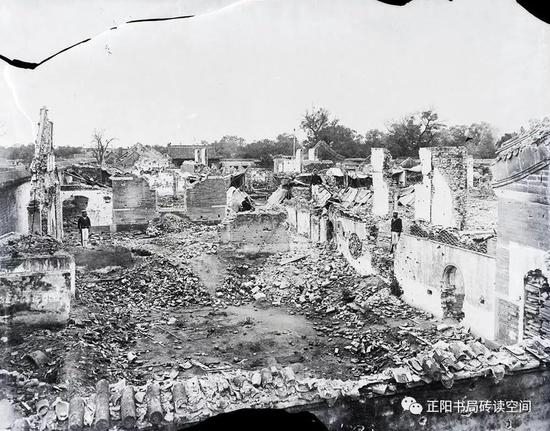 1900年，被炮火摧毁的肃王府。