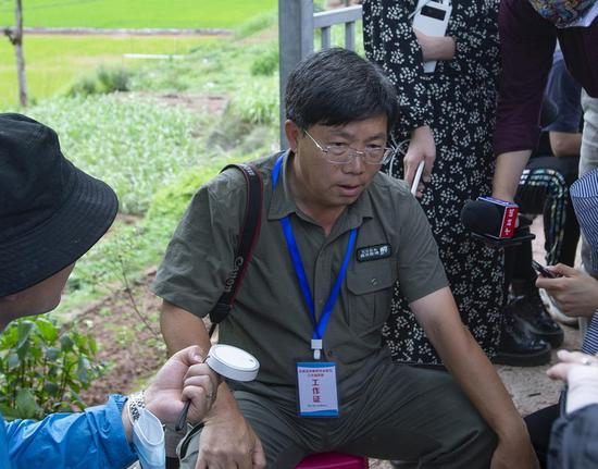 沈庆仲接受媒体采访。&nbsp;澎湃新闻记者 王万春 图