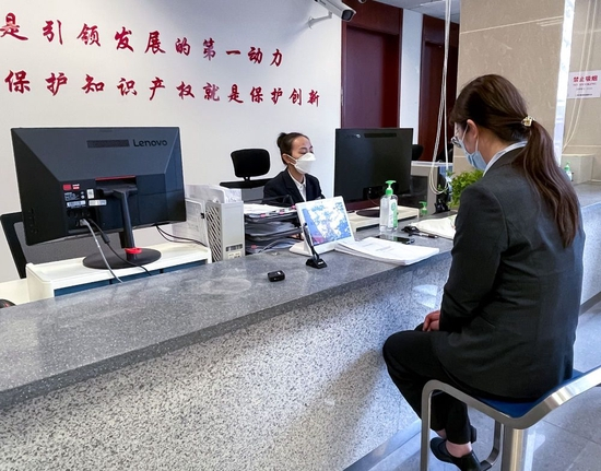  3月9日，上海市知识产权局工作人员为企业办理业务。新华社记者 程思琪 摄