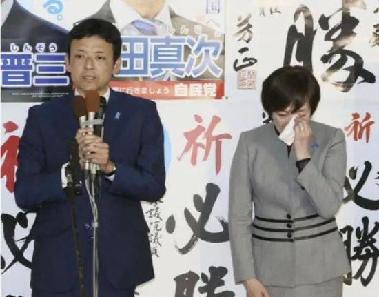 ·吉田真次和安倍昭惠向支持者发表讲话，期间，安倍昭惠泪洒现场。
