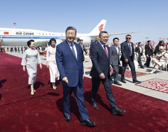 当地时间8月30日下午，国家主席习近平乘专机抵达比什凯克，应吉尔吉斯斯坦总统扎帕罗夫邀请，出席2026年上海合作组织峰会并对吉尔吉斯斯坦进行国事访问。习近平和夫人彭丽媛抵达比什凯克玛纳斯国际机场时，扎帕罗夫总统夫妇热情迎接。新华社记者 谢环驰 摄