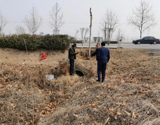  小玉失踪十天后，其亲属在公路旁的排水管内发现了遗体