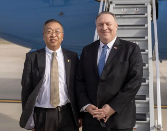  ·蓬佩奥和余茂春（左）。