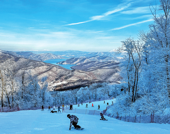　滑雪爱好者在吉林市万科松花湖度假区滑雪（2023 年11月25日摄）许畅摄/本刊
