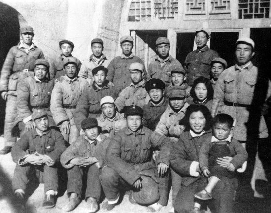 这是新华社新闻台部分人员合影，其中后二排右一为张连生（资料照片）。新华社发