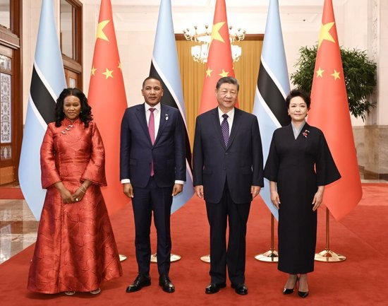 10月13日下午，国家主席习近平在北京人民大会堂同来华进行国事访问的博茨瓦纳总统博科举行会谈。这是会谈前，习近平和夫人彭丽媛在人民大会堂北大厅为博科和夫人卡奥内举行欢迎仪式。新华社记者 谢环驰 摄