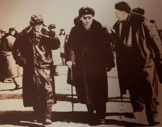 上世纪60年代，王淦昌与聂荣臻（中）、朱光亚（右）在核试验基地