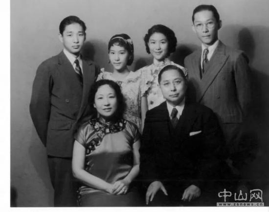  ·1937年，孙穗华（后排左二）与父亲孙科（前排右）、母亲陈淑英（前排左）、大哥孙治平（后排左四）、二哥孙治强（后排左一）、姐姐孙穗瑛（后排左三）合影。图片来源：中山网。