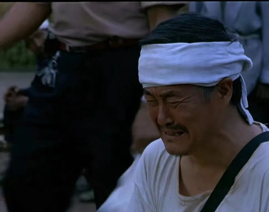  《叶落归根》剧照，哭灵现场。