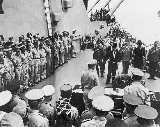 　　1945年9月2日，在美国海军密苏里号军舰上，举行了日本向同盟国投降的签字仪式。9月9日，中国战区的受降仪式在南京举行。
