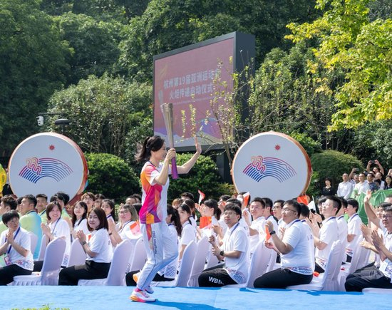 9月8日，火炬手罗雪娟在杭州亚运会火炬传递启动仪式上。新华社记者 翟健岚 摄