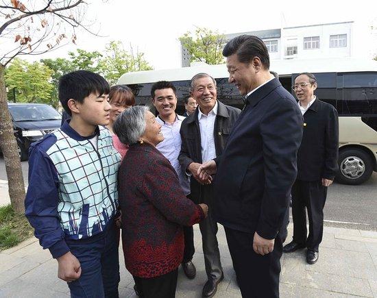 2016年4月25日，习近平总书记在安徽省滁州市凤阳县小岗村看望当年“大包干”带头人严金昌（右三）一家。