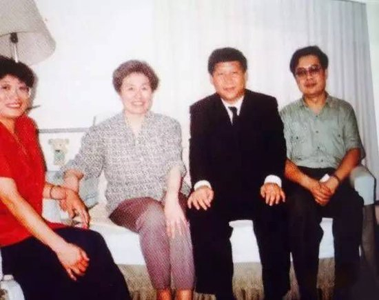 1993年9月，时任福州市委书记习近平利用在京开会间隙，专程来到陈老师家中看望。