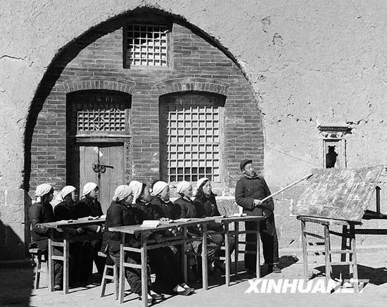 （图为1952年山西省平顺县西沟村李顺达农林畜牧生产合作社的妇女识字小组在上课 新华社记者陈之平摄）