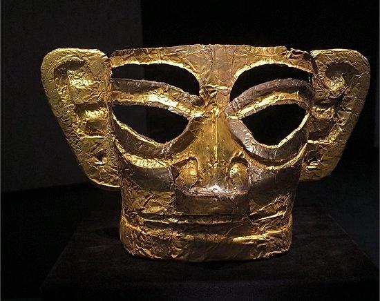  △三星堆博物馆展出的金面罩。（总台央视记者范凯拍摄）